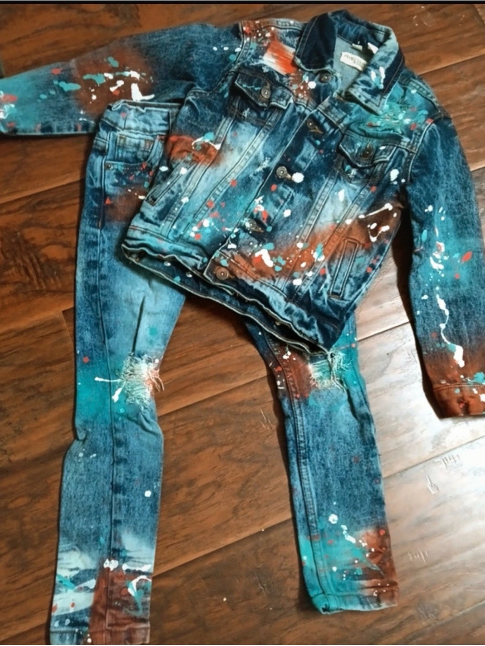 Revolution Men's Blue Denim Skinny Jeans with Paint-Splatter Accents para Nina